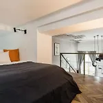 Walk To Nightlife From Elegant And Quiet Apartment