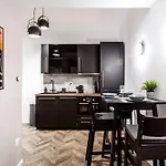 Walk To Nightlife From Elegant And Quiet Apartment