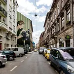 Walk To Nightlife From Elegant And Quiet Apartment