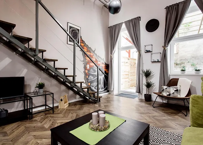 Walk To Nightlife From Elegant And Quiet Apartment