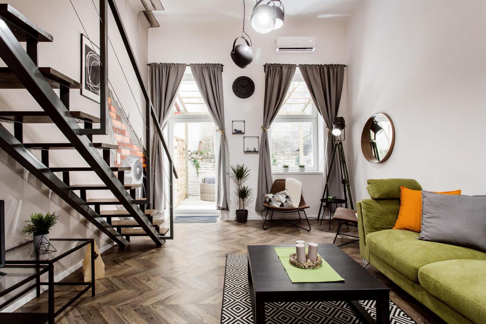 Apartment Walk To Nightlife From Elegant And Quiet Budapest