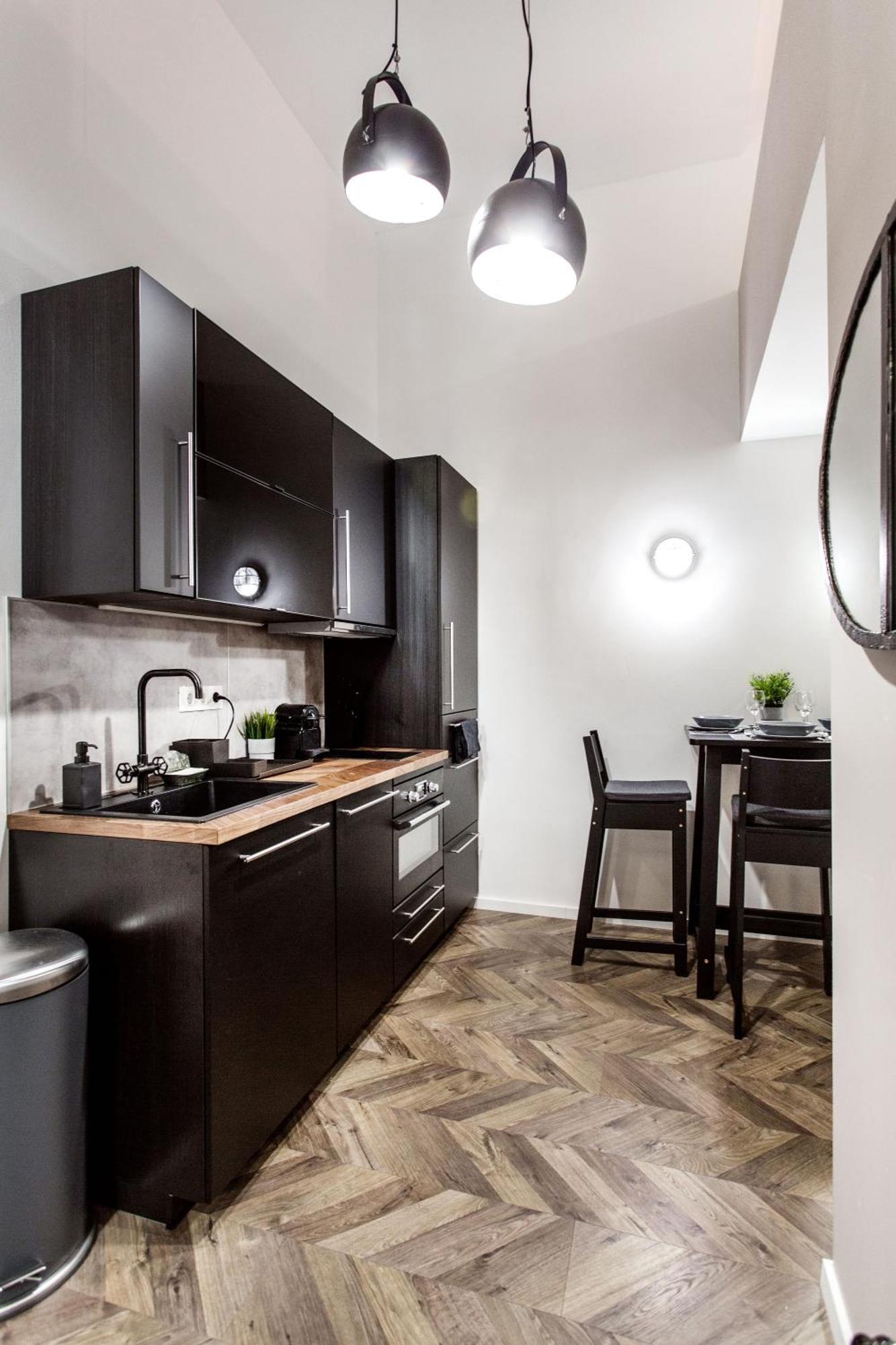 Apartment Walk To Nightlife From Elegant And Quiet *