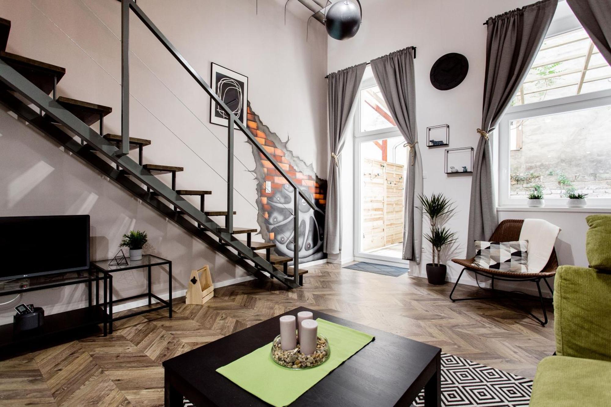 Apartment Walk To Nightlife From Elegant And Quiet