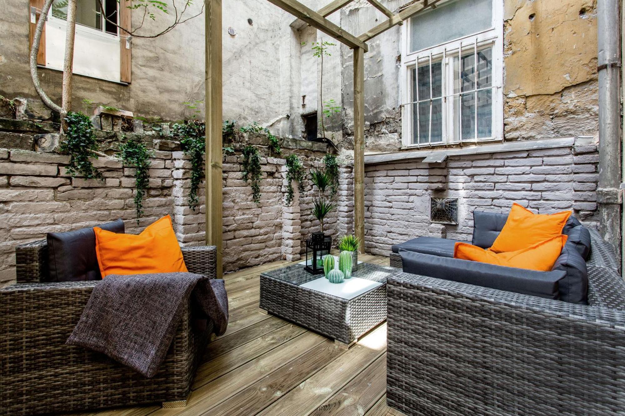 Walk To Nightlife From Elegant And Quiet Apartment Budapest